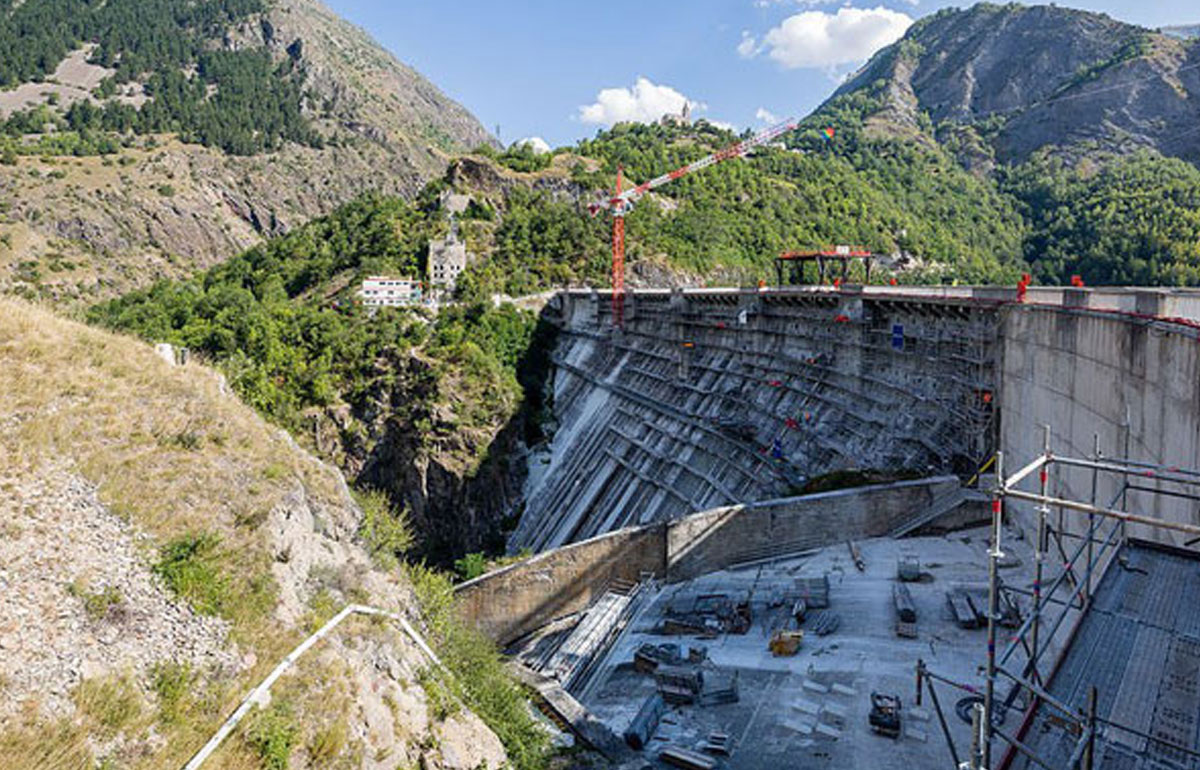 Qui veut la peau des barrages français ?